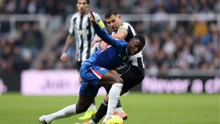 Newcastle 2-2 Chelsea: 4 bàn thắng và cơn mưa thẻ phạt