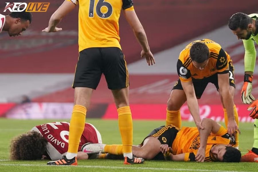 Raul Jimenez ngã gục sau pha va chạm đầu | Keolive