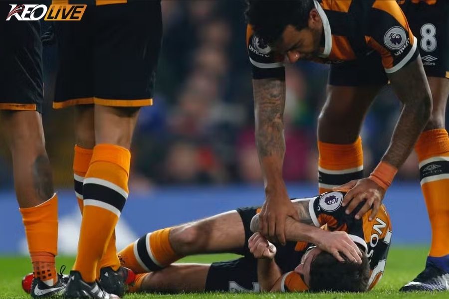 Ryan Mason ôm đầu trong đau đớn | Keolive