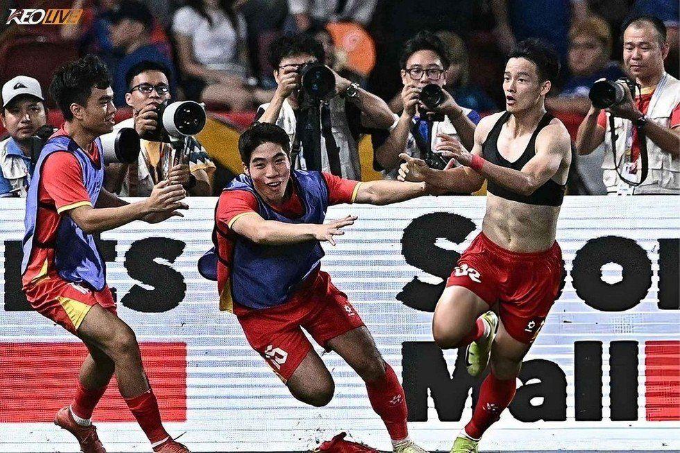 Khoảnh khắc vỡ òa của các CĐV áo đỏ khi Thanh Nhàn nâng tỉ số lên 3-2 | Keolive