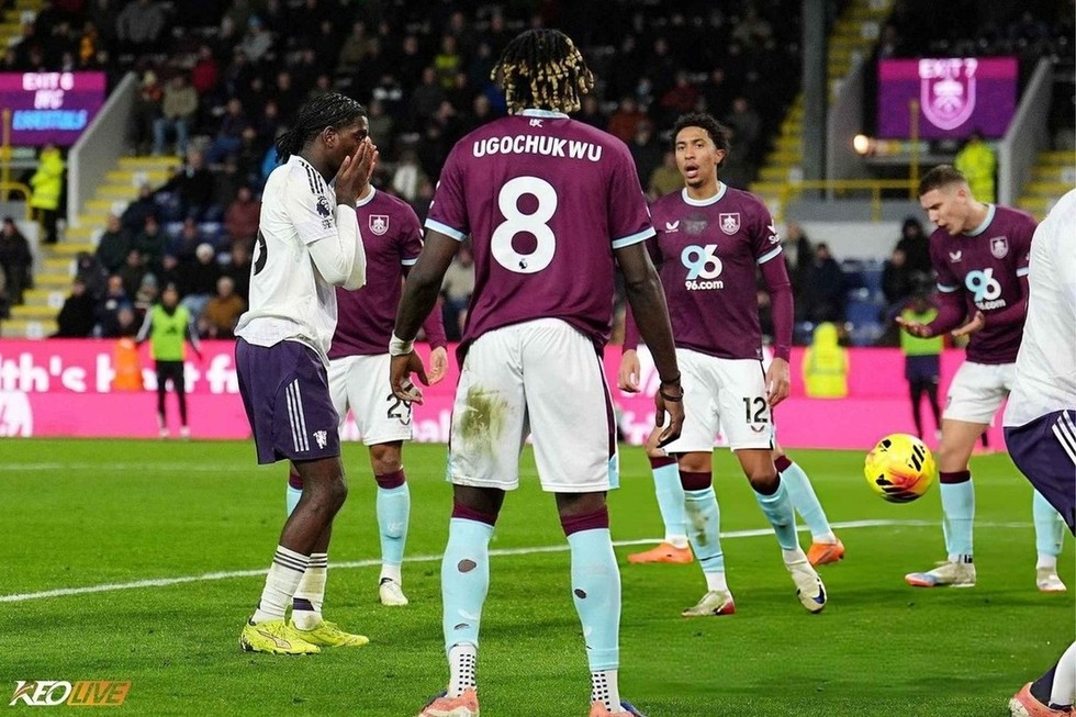 Bàn thắng có phần may mắn của Burnley  | Keolive