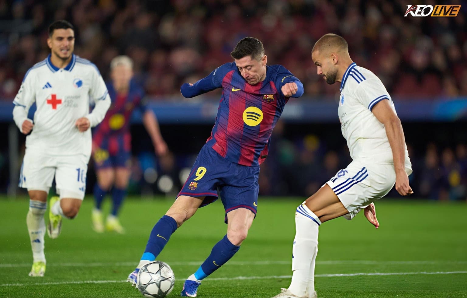 Bàn gỡ hòa đầu hiệp 2 của Lewandowski mở ra thế trận thoải mái hơn cho Barca | Keolive