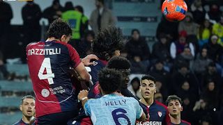 Sảy chân tại Unipol Domus, Juve lỡ cơ hội chen chân vào top 4