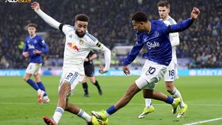 Barry nổ súng đúng lúc giúp Toffees giữ lại 1 điểm trước Leeds