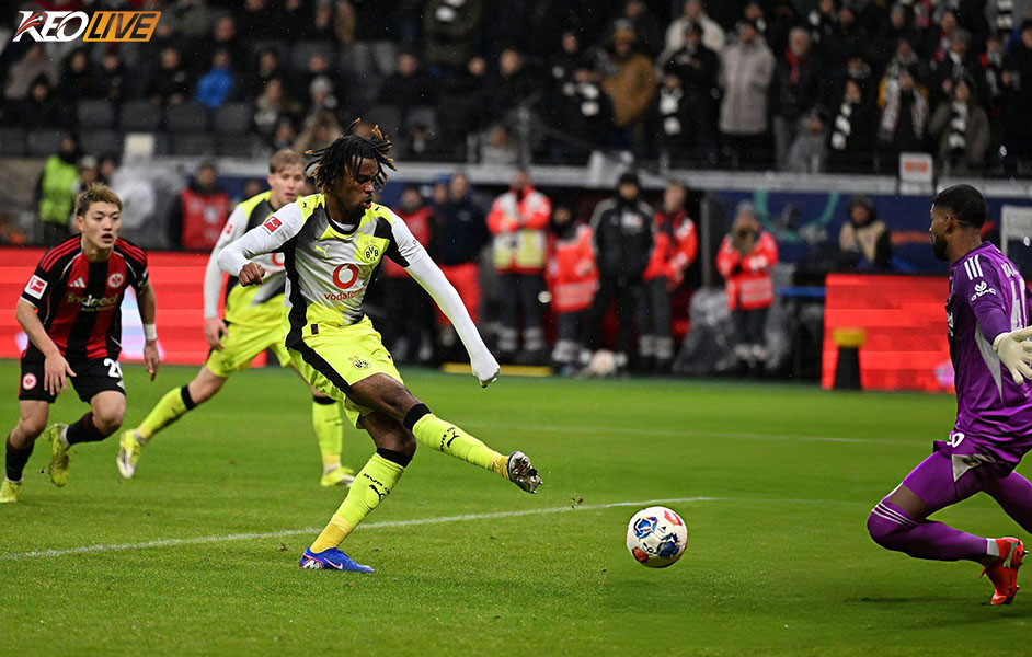 Bàn thắng muộn của Chukwuemeka đem về 1 điểm cho BVB | Keolive