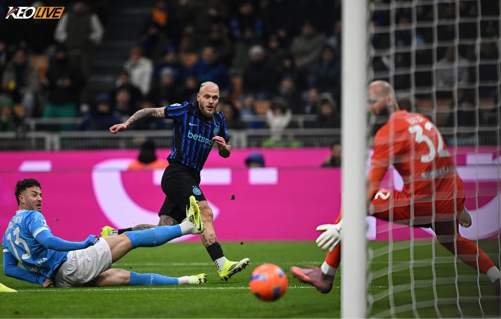 Đội chủ nhà có bàn thắng sớm | Keolive