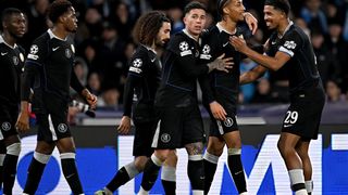 Show diễn đỉnh cao của Pedro, The Blues ngược dòng ngoạn mục trước Napoli