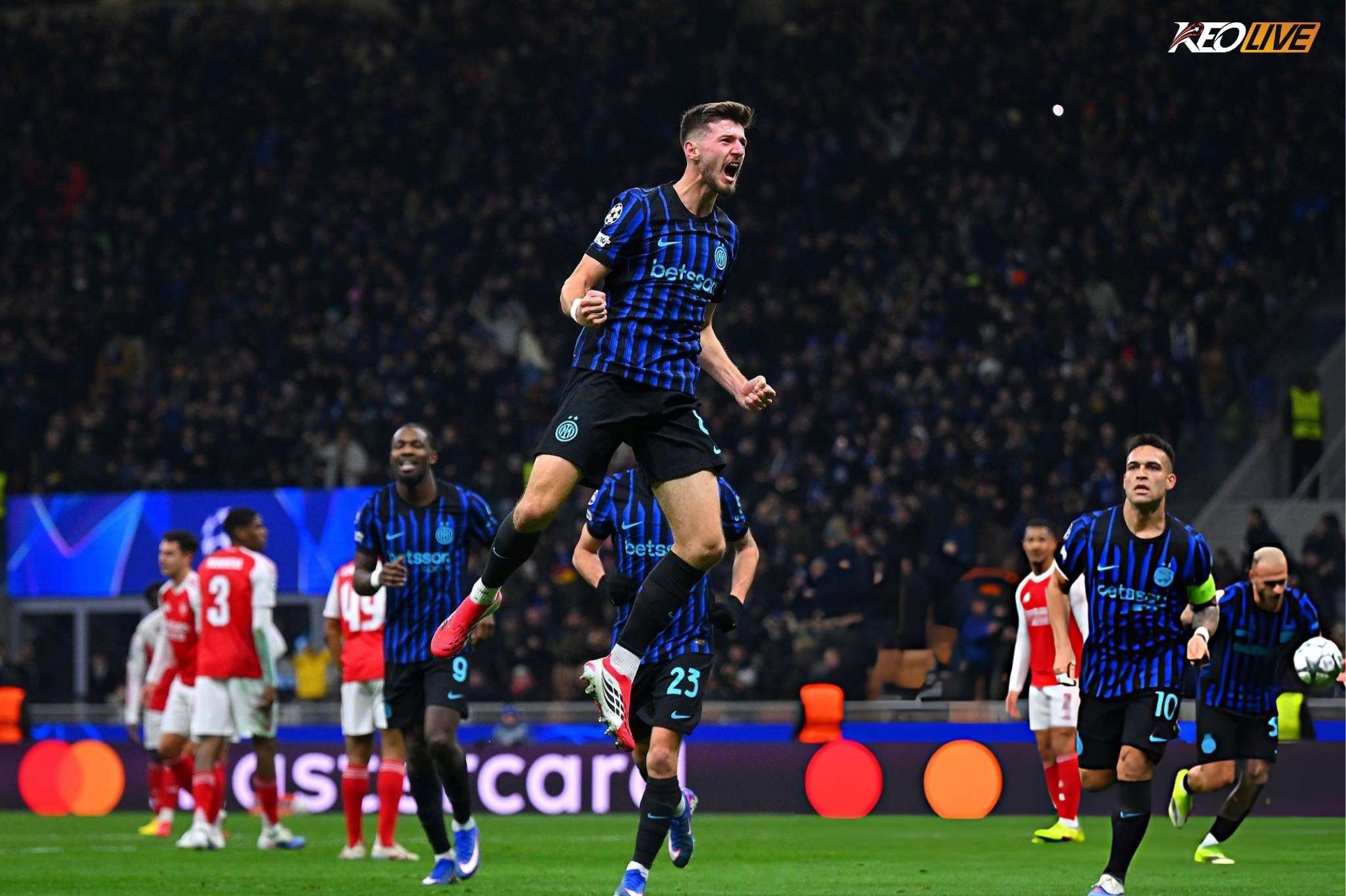 Cú sút trái phá của Sucic đem về bàn gỡ hòa cho Inter | Keolive