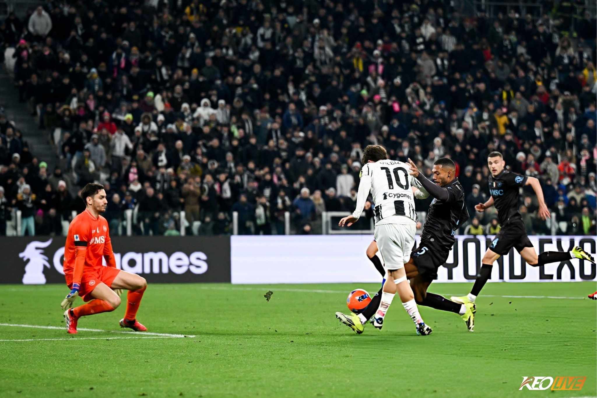 Pha xử lý tinh tế của Yildiz dù đã bị khép góc | Keolive