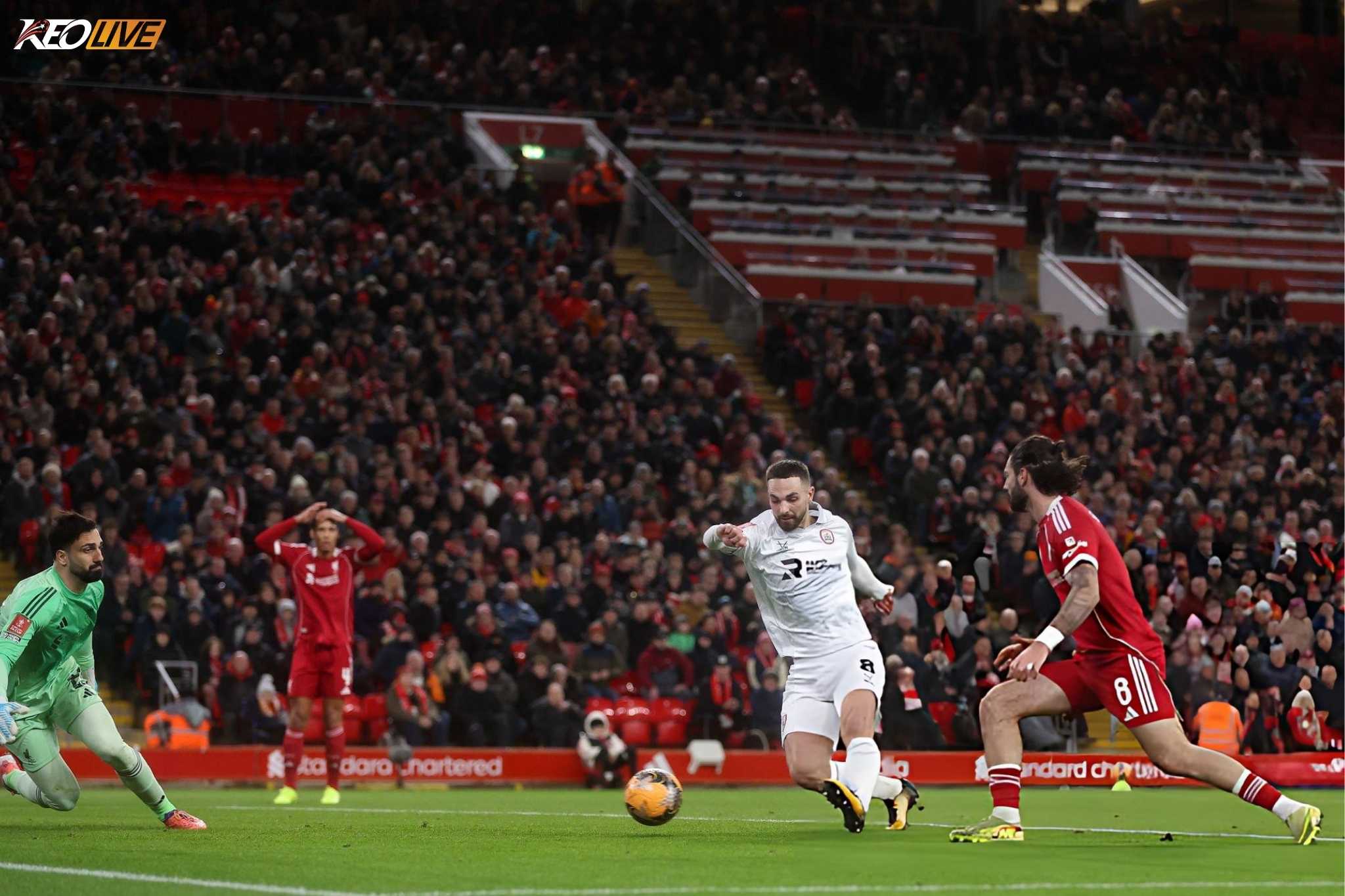 Adam Phillips đem về bàn rút ngắn tỷ số trước khi hiệp 1 khép lại | Keolive