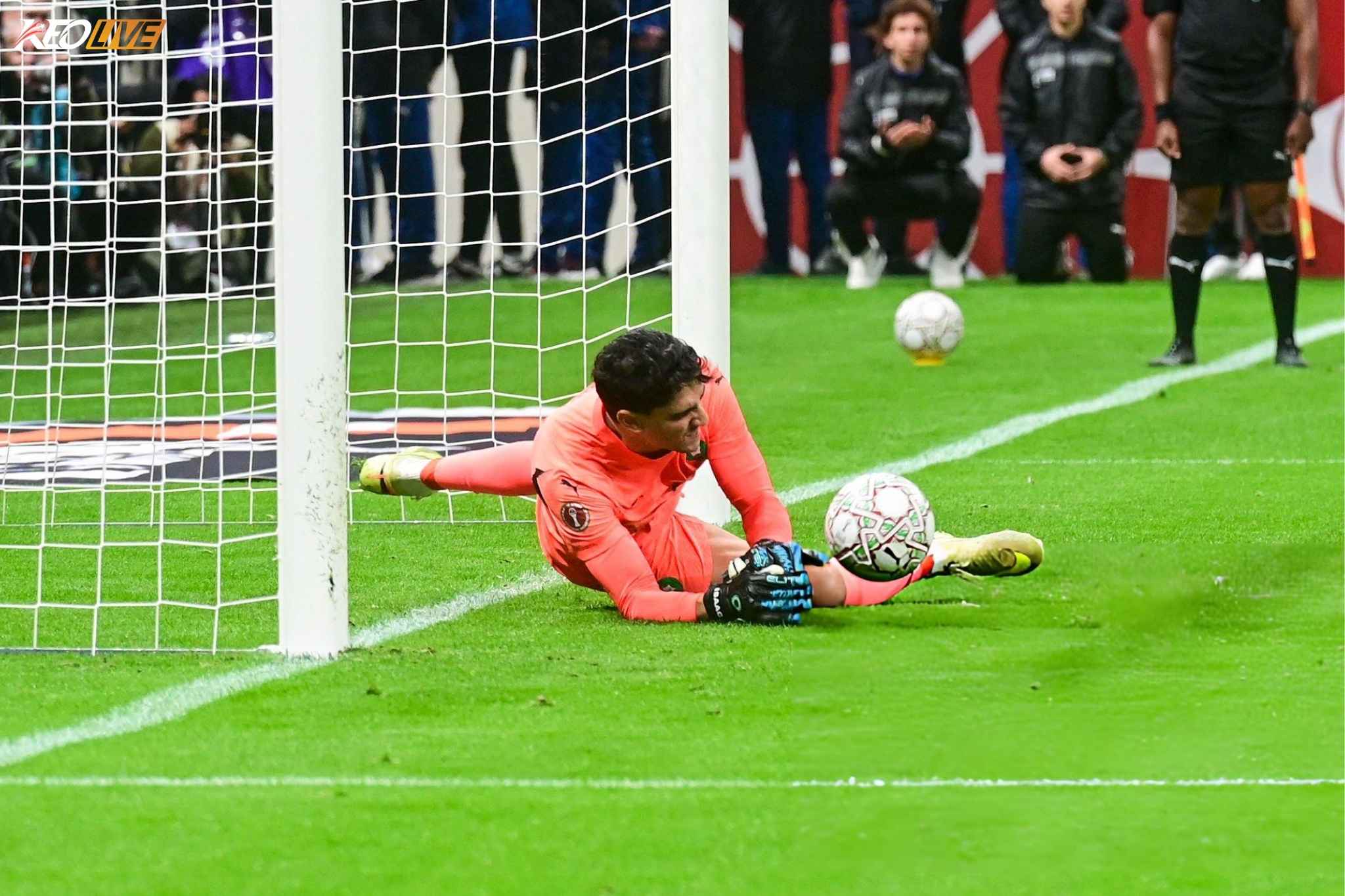 Bounou xuất sắc cản phá 2 cú đá của "Đại bàng xanh" | Keolive