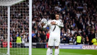 Song sát Mbappé - Vinícius bùng nổ, Real "đánh tennis" tại Bernabéu