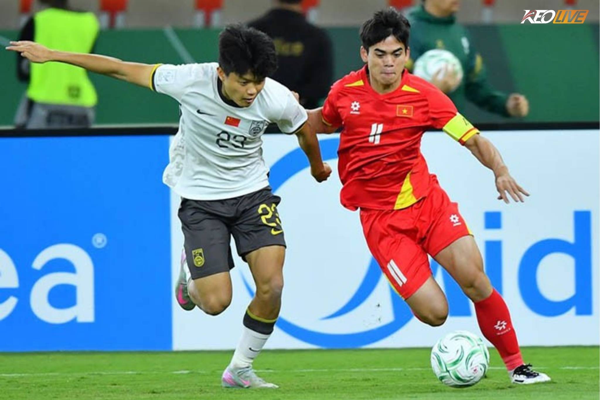 Trung Quốc bất ngờ có 2 bàn thắng ngay đầu hiệp 2 | Keolive