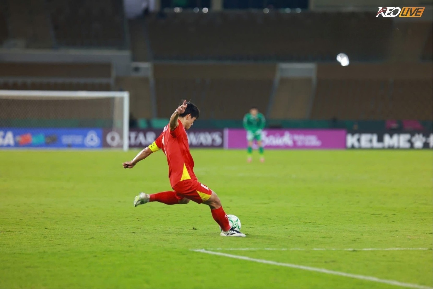 Pha sút phạt đẹp mắt của Văn Khang | Keolive