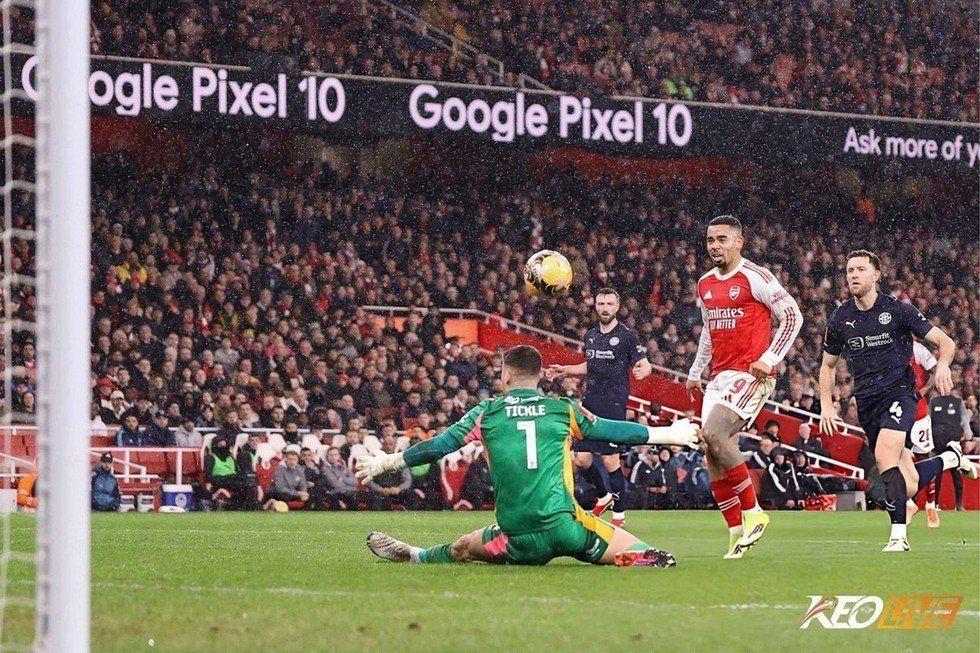 Cú lốp bóng tinh tế của Jesus đem về bàn thắng thứ 4 cho Pháo thủ | Keolive