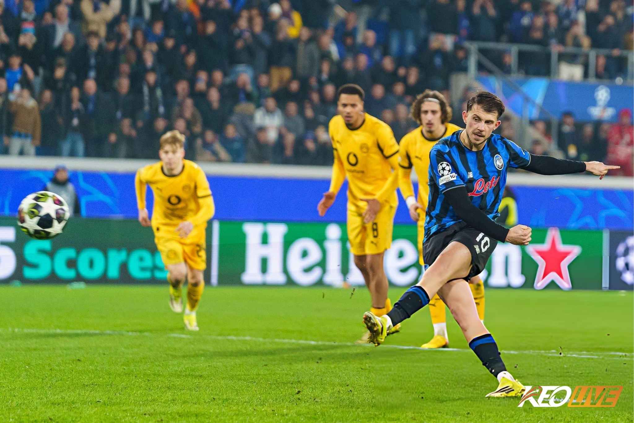 Bàn thắng phút 90+8 của Samardzic đưa Atalanta vào vòng 1/8 | Keolive