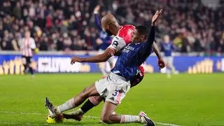 Hình ảnh cho bài Mất điểm trước Bầy Ong, Arsenal có dấu hiệu hụt hơi tại Premier League