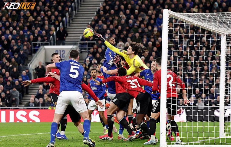 Hàng thủ của MU đang chơi ngày một tốt hơn ở các tình huống cố định | Keolive