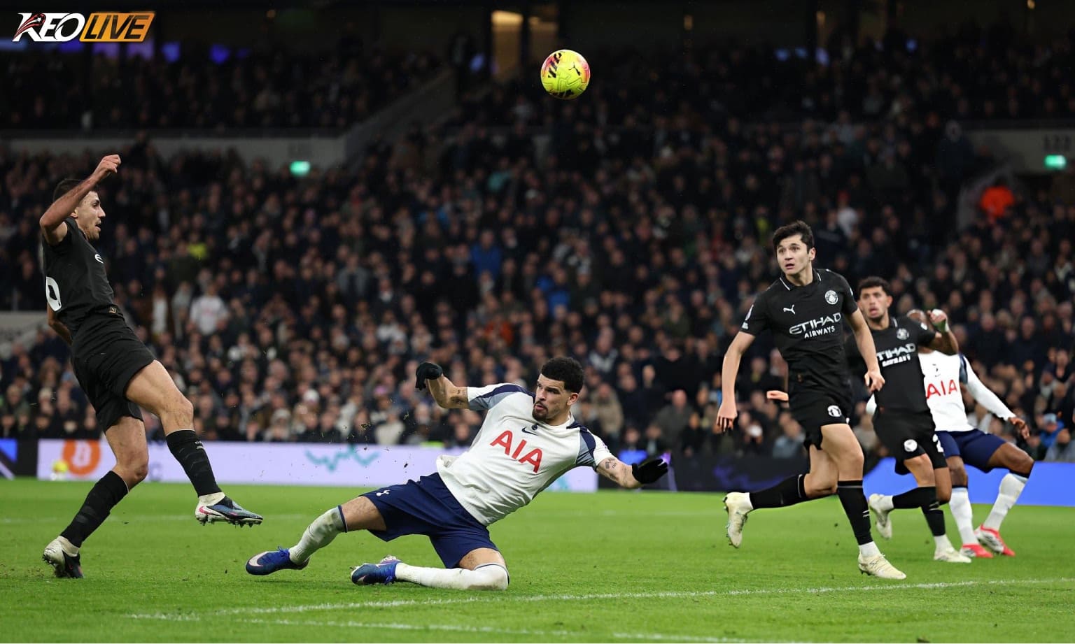 Cú đúp của Solanke giữ lại 1 điểm cho Tottenham | Keolive