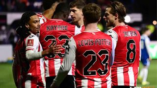 Hành trình cổ tích của Macclesfield khép lại đầy nghiệt ngã với pha phản lưới nhà