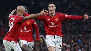 Hình ảnh cho bài Fergie Time tái hiện, Carrick thắng trận thứ ba liên tiếp cùng MU