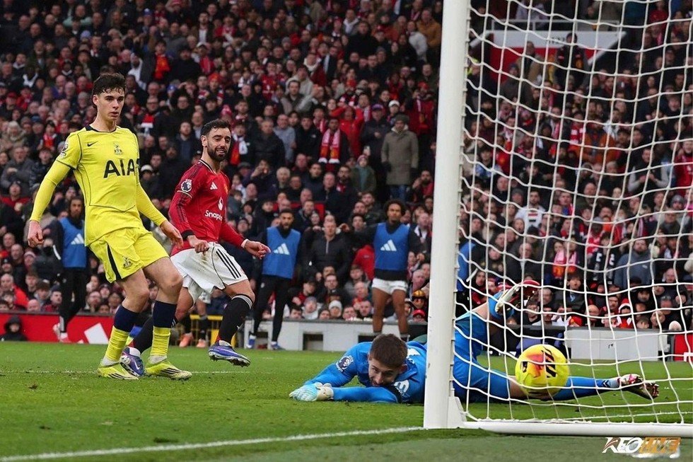 Pha chạm bóng bằng ống đồng đem về bàn thắng thứ 6 cho Bruno tại Ngoại hạng Anh | Keolive