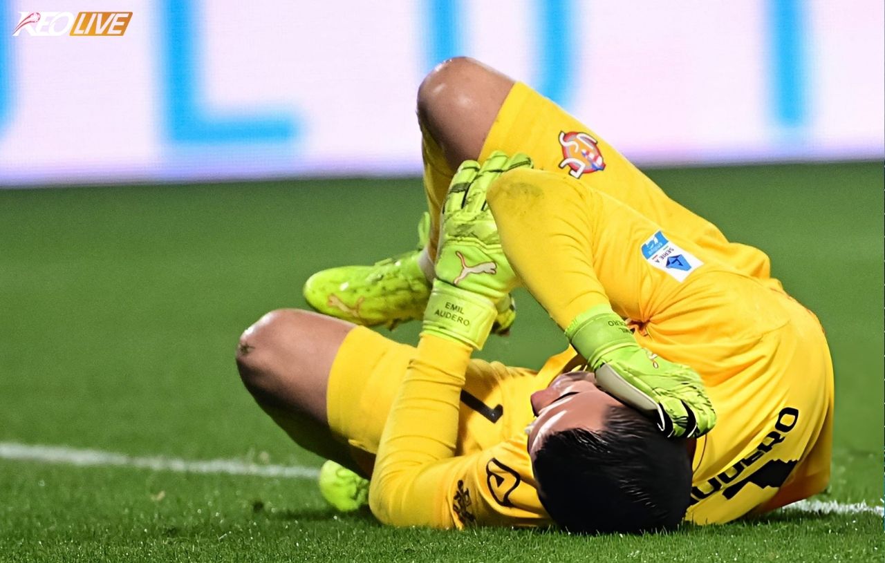 Thủ môn Emil Audero ngã xuống sân trong khoảnh khắc hỗn loạn | Keolive