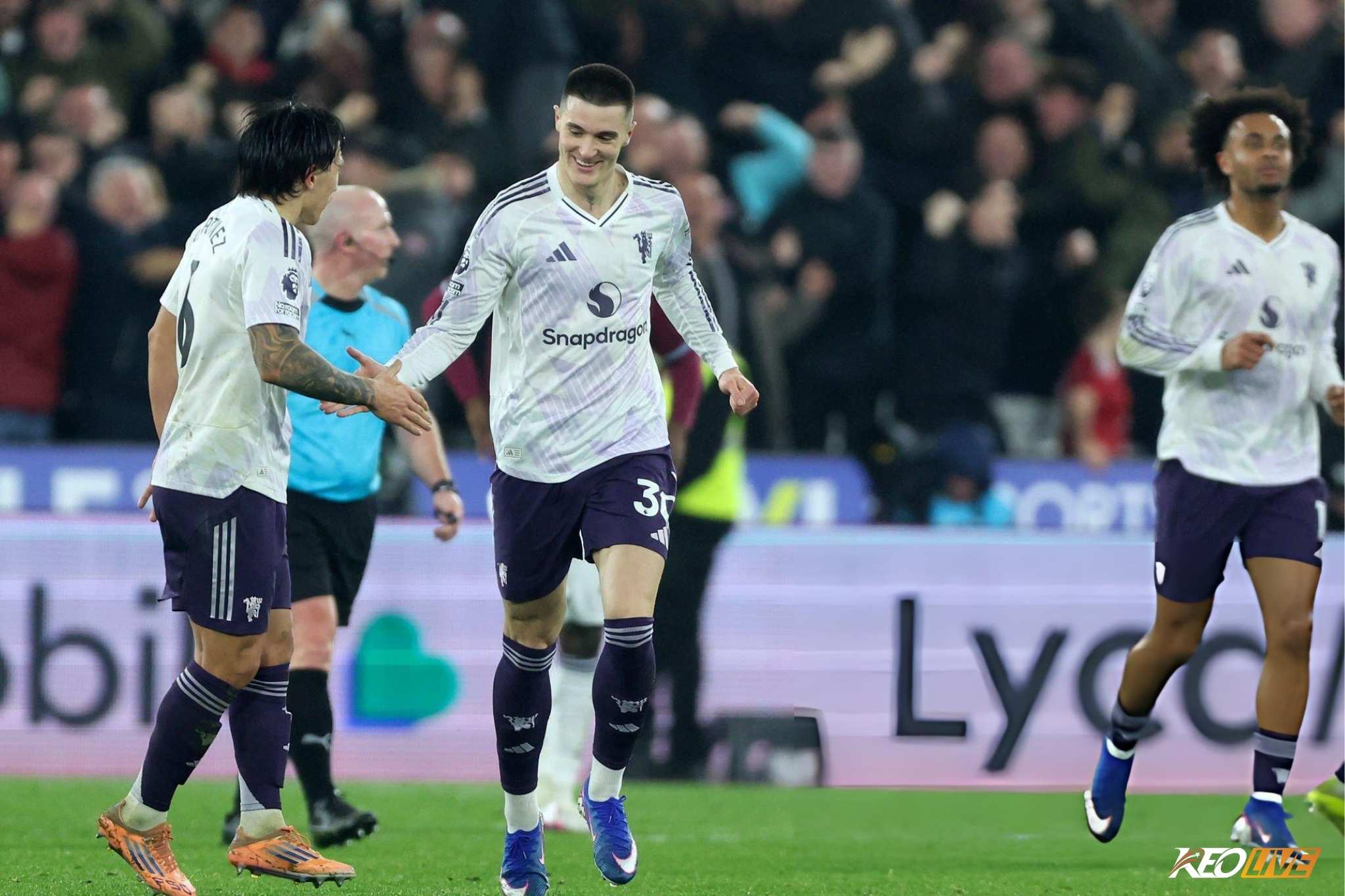 Sesko một lần nữa ghi bàn ở những phút cuối giúp MU có điểm | Keolive