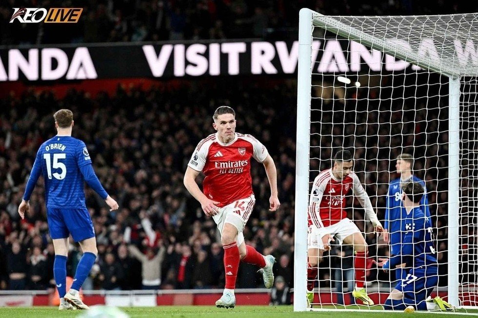 Gyokeres một lần nữa ghi bàn vào lưới Pickford | Keolive