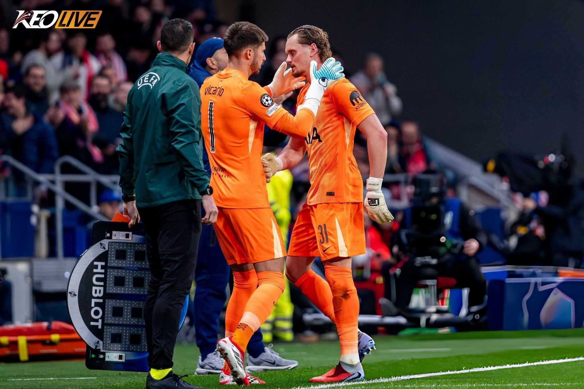 Lần đầu tiên trong lịch sử Champions League một đội phải thay thủ môn trước phút 20 | Keolive