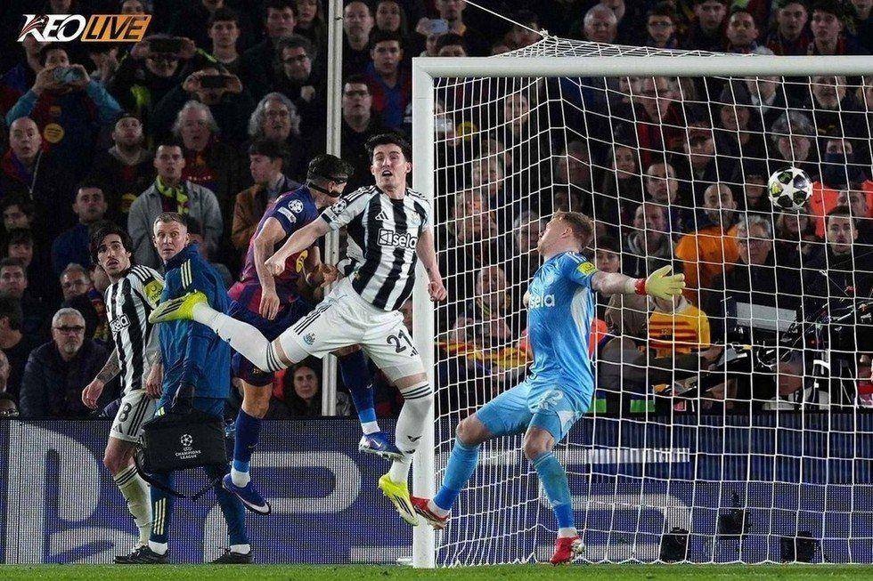 Lewandowski cán mốc 100 lần ghi bàn bằng đầu trong sự nghiệp | Keolive