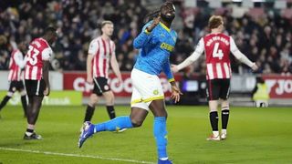 Arokodare tỏa sáng từ ghế dự bị, Bầy sói tiếp tục giành điểm kịch tính