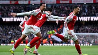 FC Phạt góc tiếp tục phát huy sở trường, Arsenal nối dài chuỗi bất bại trước Chelsea