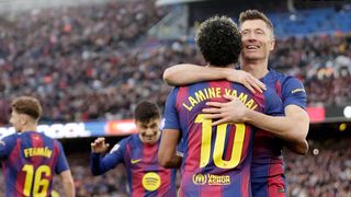 Yamal rực sáng với hat-trick, Barca đè bẹp Tàu ngầm vàng 