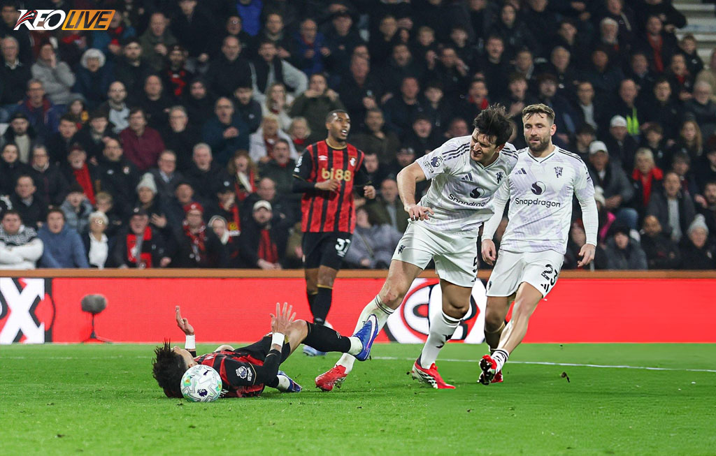 Tình huống phạm lỗi của Maguire dẫn đến thẻ đỏ và MU chịu quả phạt đền | Keolive