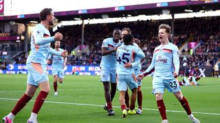 Phút bù giờ điên rồ, Damsgaard đem về 3 điểm cho Bầy Ong