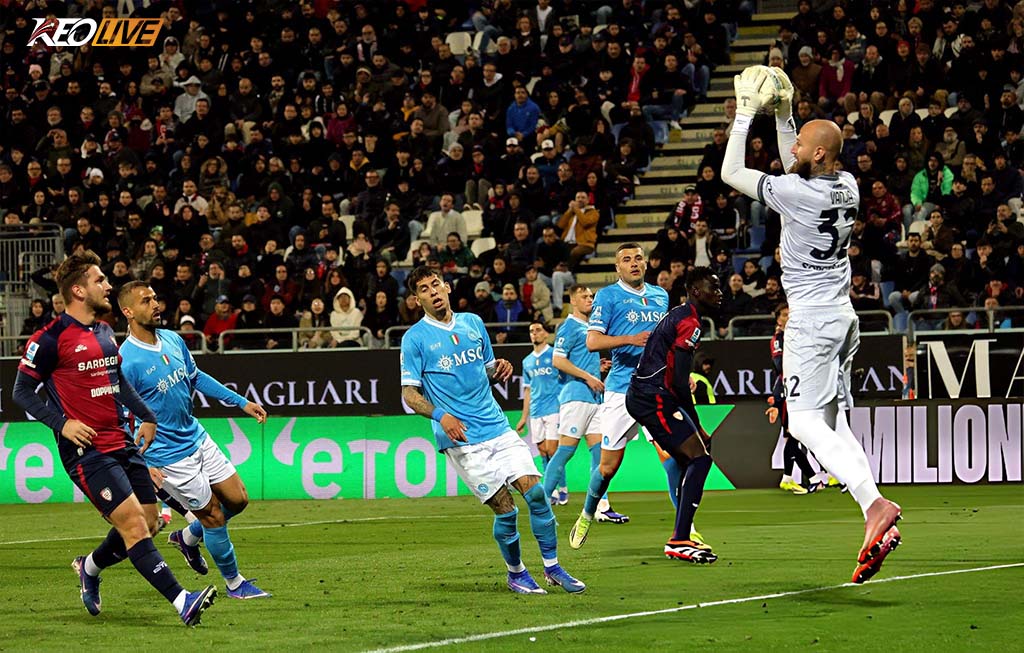 Cagliari gần như không tạo được nguy hiểm về phía khung thành của Napoli trong hiệp 2 | Keolive