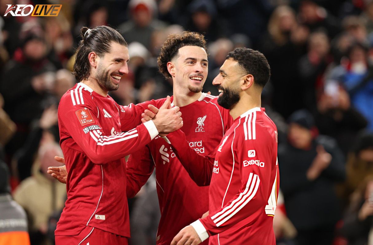 Đồng đội Liverpool tri ân “biểu tượng Anfield” | Keolive