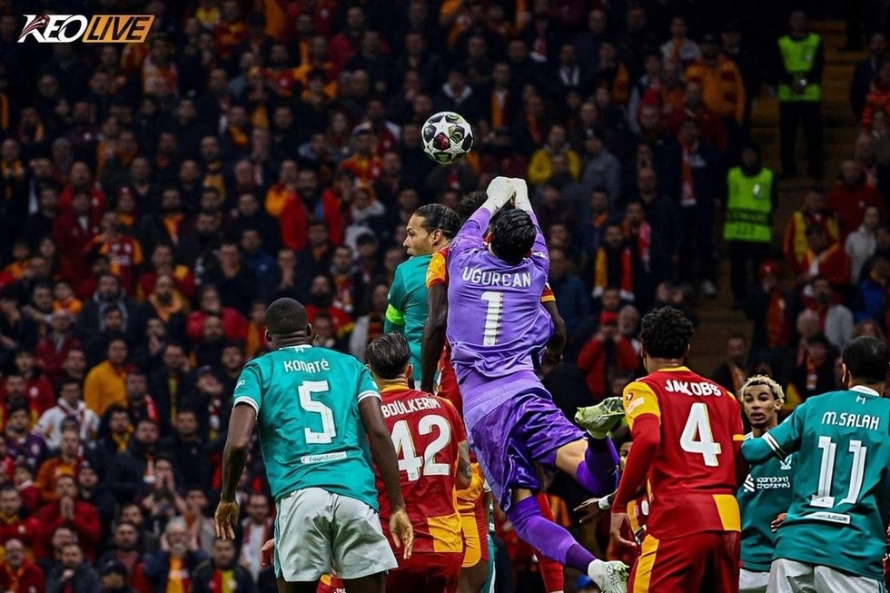 Pha bóng gây nhiều tranh cãi đến từ quyết định của trọng tài | Keolive