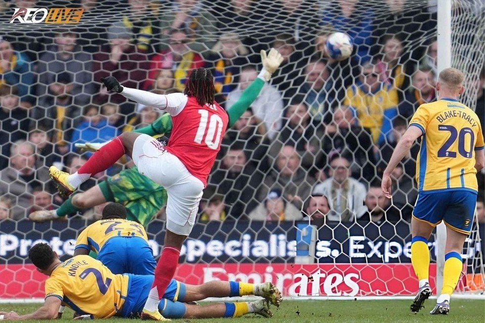 Cú sút không thể cản phá của Eze | Keolive