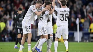 Siêu phẩm từ giữa sân của Guler chốt hạ chiến thắng đậm đà cho Real