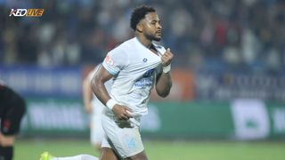 Nam Định chấm dứt chuỗi tịt ngòi, Xuân Son hạnh phúc với bàn quý giá