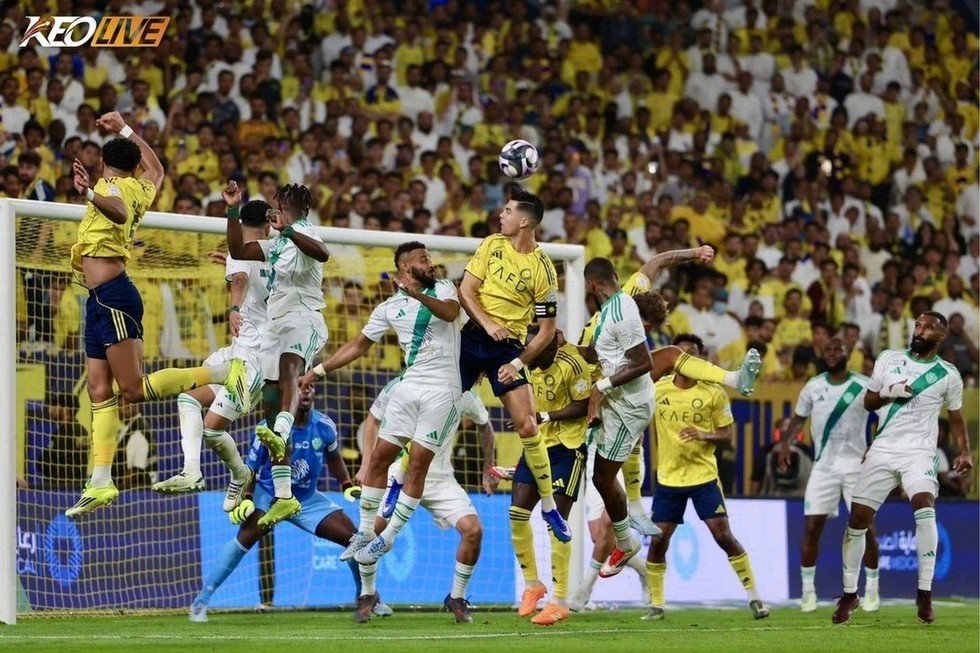 Pha đánh đầu như ở tuổi đôi mươi của CR7 đem về bàn mở tỷ số | Keolive
