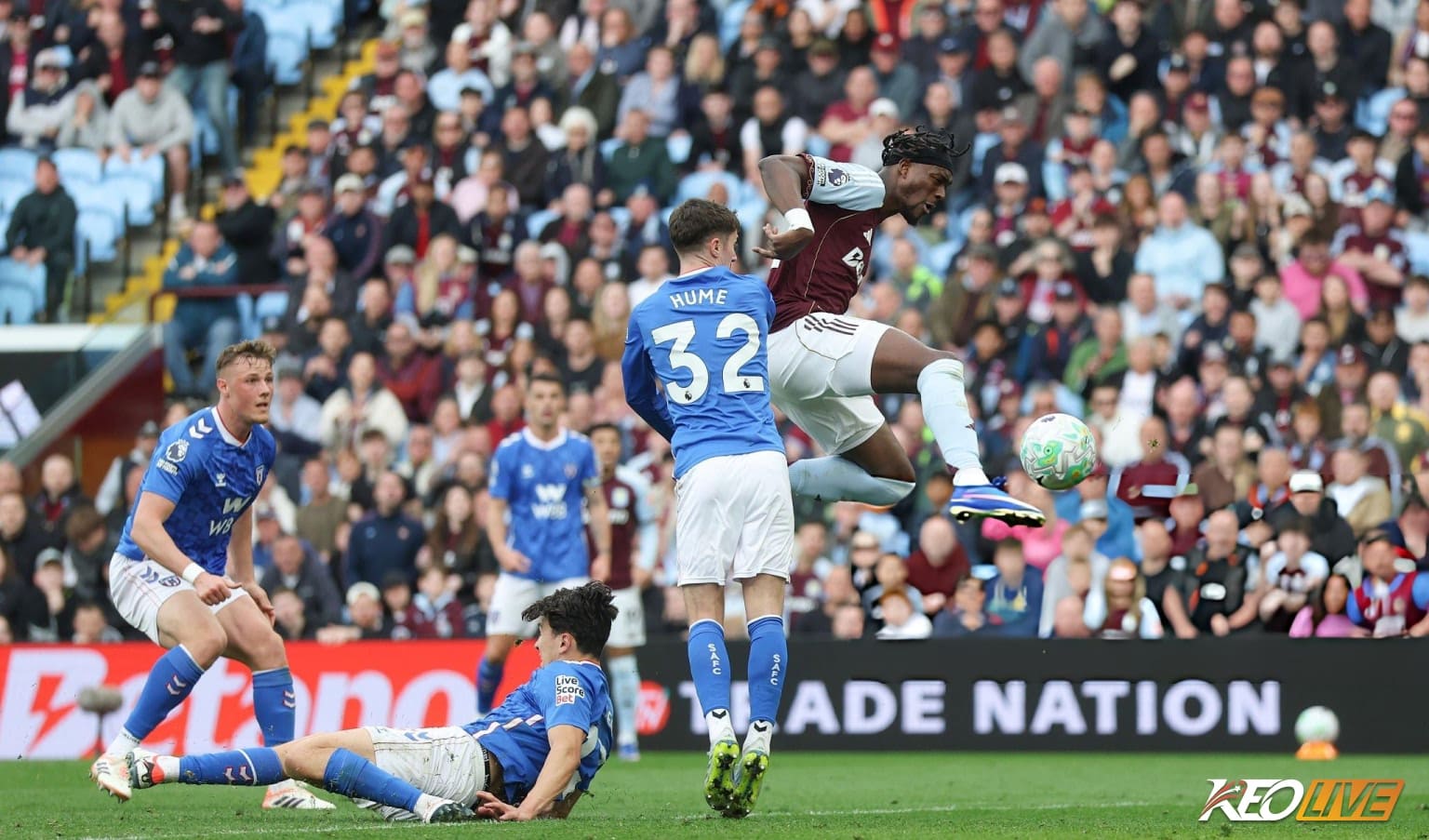 Pha bay người trị giá "3 điểm" của Tammy Abraham | Keolive