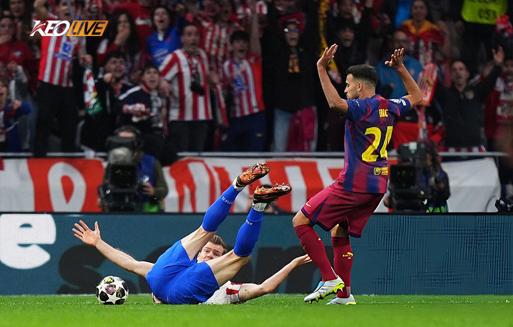 Tình huống phạm lỗi của Garcia dẫn đến thể đỏ | Keolive