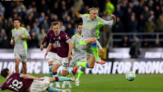 “Đánh nhanh thắng gọn”, Man City chính thức chiếm đỉnh bảng Premier League