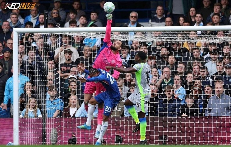 Donnarumma là chốt chặn giúp City đứng vững trong hiệp 1 | Keolive