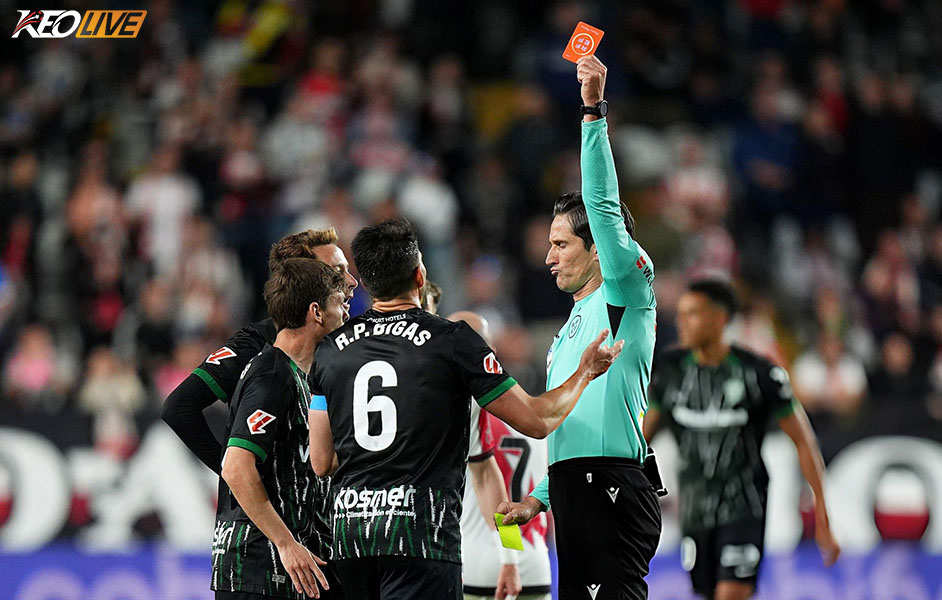 Tấm thẻ đỏ của Bigas khiến cục diện trận đấu nghiêng hẳn về đội chủ nhà | Keolive