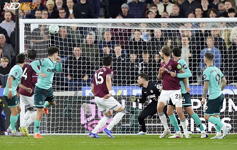 Mavropanos đánh đầu mở tỉ số cho West Ham ở phút 42 | Keolive