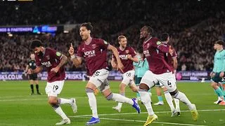 Hình ảnh cho bài West Ham đại thắng Wolves, đẩy Tottenham vào nhóm xuống hạng